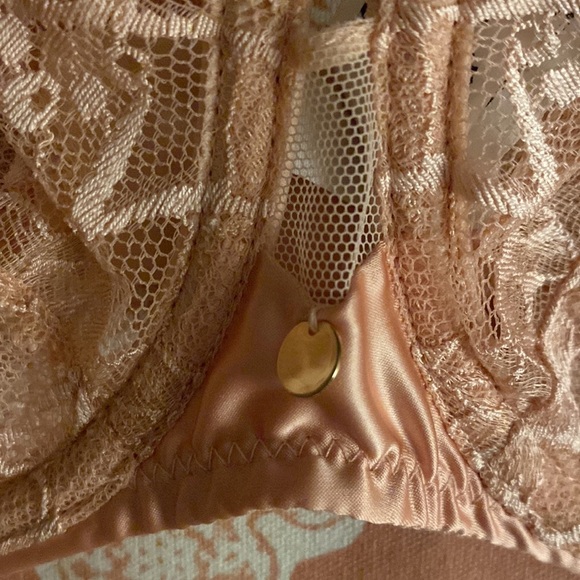 Chantelle pink peachy lace underwire bra size 32 D like new - Picture 2 of 9